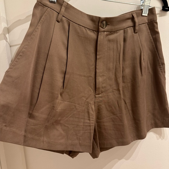 Reformation Mason High-Waist Shorts in Mushroom, Size 4, Like New - Picture 2 of 4